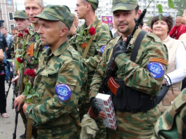 Если у кого-то есть вопросы
1.Кто есть ополценцы?
2.Откуда они берутся?
3.Кто воюет против ВСУ?
По сути ополчение сегодня это уже не просто куча разрозненных отрядов или банда наркоманов, именно так их представляет правящий режим в Киеве, сейчас можно говорить о том, что это скоординированная, дисциплинированная армия. Именно так. 
Частично в её состав входят добровольцы не только из России, в её рядах сражаются добровольцы из Сербии, Белоруссии, Франции, Германии, Израиля и даже Норвегии и т.д.
Но основная часть бойцов это местные жители Донбасса. Отрицать этот факт сейчас ну просто смешно. Меня можно минусовать, писать всякую лабуду, но факт остается фактом.))) ;)
В подтверждения своих слов могу предложить фотографии, можете мне поверить, что в интернете вы эти фотографии не найдете))).