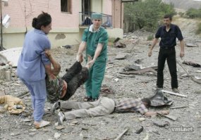 По поводу Гори. Данный снимок не один, есть серия снимков...
Есть интервью с фотографом сделавшим эти знаменитые снимки из Гори, это украинский фотокорреспондент Рейтерс Глеб Гаранич.

Что касается снимка представленного тут, есть несколько снимков, на которых одно и то же "мертвое" тело находится в разных интерерах...
Чувак в клетчатой рубашке... И там и тут!)))