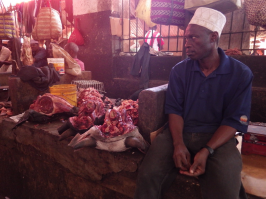Из личного фотоархива, Октябрь 2014г. 
Танзания, о.Занзибар, г.Занзибартаун, городской рынок, мясной ряд.
Торговец "мозгом")))