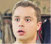 Мне одному показалось, сто пешеход стоит по средине т-образного перекрестка...
и следует вопрос: какого он там делал и зачем поперся в поле?
ну а в общем повезло та повезло, второй раз родился:)