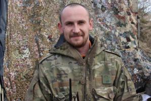 Вононо чё Михалыч:

Сегодня защитники донецкого аэропорта – большая гордость для всех украинцев, символ мужества украинского солдата. За них молится вся страна. Их сравнивают с железными бессмертными солдатами – киборгами, однако они – обычные люди, только с необычайной силой духа и большим украинским сердцем.

С одним из таких защитников донецкого аэропорта, офицером 79-й аэромобильной бригады с позывным «Маршал», встретился наш корреспондент.

«Не надо слушать сказок о донецком аэропорте, всяких там Гиви и Моторолу, – говорит Маршал. – Сейчас там стоят наши десантники, пехота, танкисты, артиллеристы, есть серьезные ребята-воины из «Правого сектора». Пехота на БМП-шках, молодцы, всегда выезжают на отсечение наступления. С 95-й бригады ребята стоят и на подступах, и в самом аэропорту.

далее -