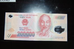 Вьетнамские донги сделаны из полиэтилена, порвать не возможно как не старайся и так же не боятся воды.