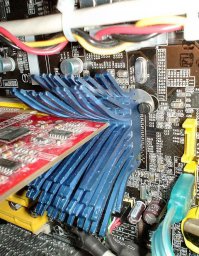 Ну вот эта фотка с сайта overclockers.ru, там такие очумелые ручки стадами бродят, такое с компами творят, хочется взять и... объяснить, что избыток энергии нужно направлять в более конструктивное русло. Они почему-то называют "это" модингом и оверклокингом: