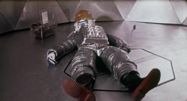 "тёмная звезда"-фильм 1973 г..Для деталей скафандра использовались упаковки от телевизора и формы для выпечки.