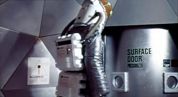 "тёмная звезда"-фильм 1973 г..Для деталей скафандра использовались упаковки от телевизора и формы для выпечки.