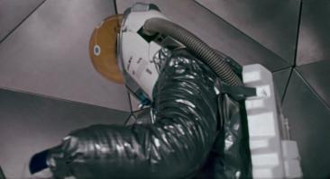 "тёмная звезда"-фильм 1973 г..Для деталей скафандра использовались упаковки от телевизора и формы для выпечки.