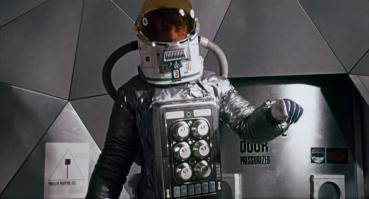 "тёмная звезда"-фильм 1973 г..Для деталей скафандра использовались упаковки от телевизора и формы для выпечки.