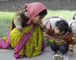 2-х летний сын кормит свою мать, потерявшую обе руки