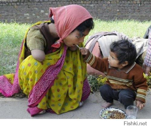 2-х летний сын кормит свою мать, потерявшую обе руки