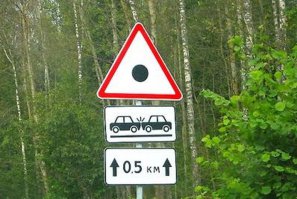 На национальных трассах Молдовы появились новые дорожные знаки: красные треугольники с чёрной точкой внутри, которые предупреждают об опасном участке дороги, передает агентство Новости-Молдова со ссылкой на местные СМИ.

Так называемая «чёрная точка» была введена в реестр правил дорожного движения по аналогии с опытом европейских стран. Этим знаком обозначается трасса длиной не более километра, на которой за последние пять лет произошло не меньше пяти серьёзных аварий и погибло не менее пяти человек.

По всей стране установлено 14 «чёрных точек». Встретив такой знак, водителю следуют снизить скорость, максимально сконцентрировать своё внимание и отказаться от любых сложных манёвров.