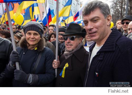 Макаревич никогда мне не нравился, со своим гнусавым голоском, поющий какую то херню (ИМХО), да и как он высмеивал режим в СССР просто не припомню, начал он тявкать после смены режима в 90е.
А теперь в настоящее, как человек может считаться человеком тот, который вышел в поддержку фашистов, который примкнул к господам (Немцов и т.д.всех не буду перечислять).
Просто Макаревич наберись мужества и иди со своими идеями до конца (назвался груздем, полезай в кузов), а то стали гнобить за высказывания, так он завыл, не по мужски.