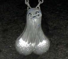 У чувака вместо яиц 2 пудовые гири!