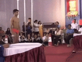 У парня наверное стальные яйца.