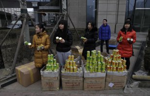 лучше жить в респираторах, да? и покупать воздух в баночках?