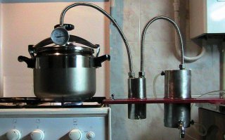 дешево и сердито. А если охота разукрасить бутылку, можно разбить елочную игрушку и обклеить хоть какую тару:)