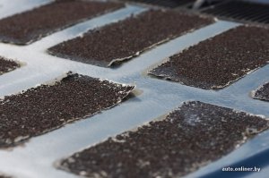 Зачем это на капоте?