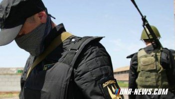 Для батальона «Донбасс» подготовили 60 командиров с «железной» дисциплиной
14 декабрь 2014

Первая группа добровольцев батальона «Донбасс» прошла обучение по курсу младших командиров в учебном центре Нацгвардии во Львовской области.

«Первая группа добровольцев из батальона «Донбасс» завершила обучение в учебном центре Национальной гвардии Украины, дислоцированном в Золочеве на Львовщине. 60 бойцов, среди которых три женщины, в течение 45 дней проходили курс обучения: занимались физической подготовкой, учились стрелять из автомата, пулемета и снайперской винтовки. Учились также основам рукопашного боя, несколько раз выезжали на полигон»

— рассказал начальник учебного центра Михаил Кулик.

По его словам, курсанты отличались «железной» дисциплиной. Программу, рассчитанную на 90 дней, они усвоили за 45. У них были предусмотрены 6 дней на полигоне — они попросили продолжить, мол, видим эффективность.

Все 60 «донбассовцев», которые теперь станут младшими командирами, снова отправятся в зону АТО.

Вскоре в центр прибудет на обучение очередная группа добровольцев. Еще часть бойцов будет проходить обучение в США.