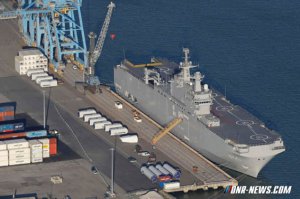 Россия нашла замену французским "Мистралям"
14 декабрь 2014

Долгосрочная программа военного кораблестроения, разработанная до 2050 года, включает в себя проектирование и строительство российский универсальных десантных вертолетоносцев. И проектирование, и производство военных машин будут сосредоточены полностью в границах России.

"Строительство собственных десантных кораблей включено Военно-морским флотом в долгосрочную программу военного кораблестроения до 2050 года и одобрено Министерством обороны. Там есть такие корабли, причем много", – цитирует ТАСС высокопоставленный источник в оборонной сфере. Он отмечает, что новые корабли не должны в точности дублировать печально известные "Мистрали".

По словам представителя оборонного комплекса, десантные корабли должны быть похожи на "Мистрали", но "чуть поменьше по тоннажу и габаритам". В таком случае, отмечает он, корабль будет способен решать намного больше задач, чем находящиеся в производстве большие десантные корабли типа "Иван Грен".

И если производство военной техники – традиционно сильная сторона для России, проектирование относительно недавно стало показывать высокую эффективность как средства по разработке новейших и отвечающих всем современным требованиям образцов техники. Говоря о том, кто конкретно может заняться разработкой, источник упомянул Невское и Северное проектно-конструкторские бюро.

Он отметил, что большой опыт российская промышленность получила благодаря постройке кормовых частей для "Мистралей". "Коллектив Балтийского завода всему научился, они сделали свою часть работы с высоким качеством. Французские специалисты, жестко контролировавшие процесс строительства, остались очень довольны", – подчеркнул представитель оборонной сферы.