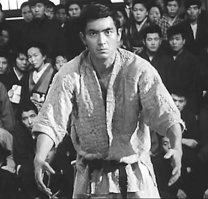 Дэндзиро Окоти (надеюсь, не ошибаюсь)

Ровестник Брюса Ли, но в восточных единоборствах мастер дзюдо.
Мой первый фильм по этой теме. Кто смотрел «Гений дзюдо»  Акиры Куросавы, поймет.