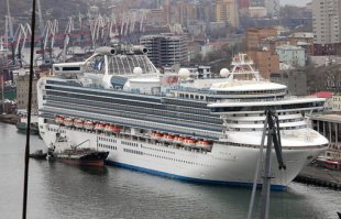 На первых двух фотографиях лайнер Diamond Princess (на прилагаемом снимке), а не MSC. Вторая фотография совершенно не факт, что это Венеция.
Сам пост подобие прошлогоднего, т.е. баян.