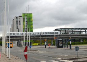 Добавлю своих 5 копеек:
По поводу пива. Согласен с комментами ниже - 5000 лет явно перебор.
Carlsberg основана в 1847 году
Tuborg – в 1873
Что было раньше с пивоварением не знаю.

Велосипеды и светофоры. Это да, в Копенгагене культ велосипедов, а светофоры тройные (автомобиль, велосипед, пешеход). (фото).

Чтобы ощутить странности там наверно надо жить. А обычным туристам остаются внешние вполне позитивные впечатления. Есть чем поделиться, но это отдельным постом.
Ещё парочка фото спального района (метро без машиниста) и скелетик в косметико-парфюмерном отделе.