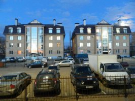 Вид из окна, мой дом почти такой же, чуть поскромнее. Весь квартальчик такими застраивают, правда начали муровейники делать с маленькими квартирками, а первые дома были нормальными, практически без однокомнатных квартир.