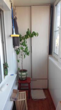 ну так он там не стоит, просто жена туда поставила на время)))
на обратной стороне балкона, кстати, сделал купе, примерно с теми же затратами