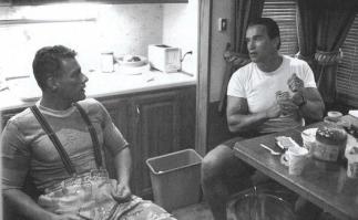 Могу сильно заблуждаться, но я, прям, уверен, что справа Шварцнеггер.