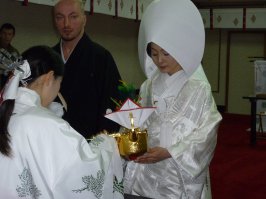 Япония - шляпа "цуно-какуси" ("скрывающая рога").