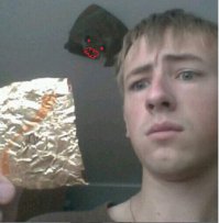 Что за хрень у него на потолке сидит?))