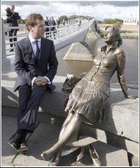 10 веселых снимков со статуями