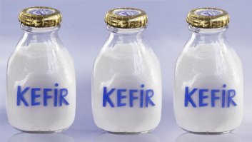 С утра намахнул стаканчик
кефира и побежал( не надо тратить время на разогрев (каши ) кипячение воды(для утреннего чая/кофе) нарезку бутеров)
А уже на работе(спустя час) просыпается и желудок там уже можно перекусить(овсянка/пятиминутка или булочка и чай с лимоном)