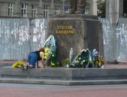 А они ему как идолу поклоняются