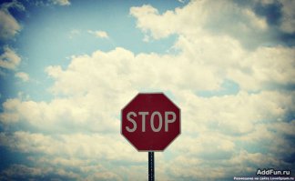 1)неправильный порядок букв
2)предполагаю, что непонятно для кого этот знак, из фото видно главную дорогу, этот знак не для неё.