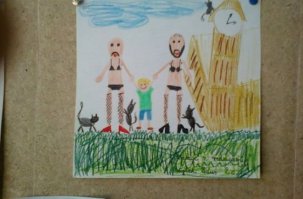 Гуляет маленький мальчик во дворе. Слышит крик:
- Вова, иди домой!
- Ща, мам.
- Это не мама, а папа.
- Да вас, <span style='color:gray'>[мат]</span> (голубых), фиг разберешь.