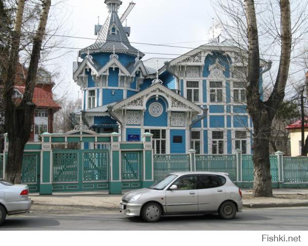 Нет, русско-немецкий дом поскромнее размерами: