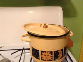 Это всё чтобы оправдать в своих собственных глазах покупку столь дорогой игрушки. Вариант с пробочкой (ниже) - вот это рационально, даже новые крышки принято дорабатывать в таком духе