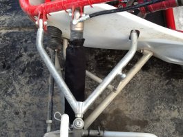 Степень ботанизма зашкаливает =) Тут ракурс неудачный. Лучше ничего не нашел, но даже эта картинка показывает, что поворотный кулак не параллелен колесу. Развал регулируется положением шарнира (который у колеса, за креплением крыла скрылся) на верхнем рычаге. Учи дальше правила для всех авто, только по нормальным источникам (книгу Раймпеля можешь полистать). 
Открою тебе секрет: у большинства автомобилей проекция оси поворота колеса (упомянутый как "вектор нагрузки") не приходит в центр пятна контакта. Может быть рядом с центром, в пределах пятна, может быть даже за его пределами - все это никак на ступичные подшипники не влияет. Влияет конструкция ступичного узла, и расположение самих подшипников, относительно пятна контакта.