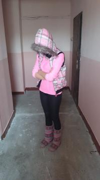 в мае месяце по квартирам ходила женщина собирала подписи на согласие ремонта в нашем великолепном подъезде.спустя 3 месяца ремонт закончили.теперь заходя в подъезд,каждый раз создается впечатление,что я захожу в общественный туалет,благо хоть не пахнет ничем!так на каждом этаже,на первом еще и плитку положили розового цвета.
лучше б вовсе ремонт не делали.