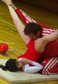 Дааа.. Есть такие что уссышься)))

Но вот на этой я действительно не пойму че он делает)))))))