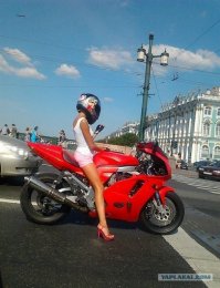 А вот из Питера дама.