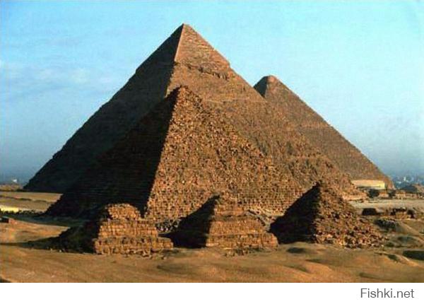 вот эти вот кучки перед пирамидами-это как раз результат строительство фараонов каких-то там династий. а описанное здесь строение-это результат высокой инженерной мысли и труда. живущие тогда в шалашах люди не могли построить пирамиду высотой в 30 этажей( а великая пирамида высотой 150м., то это все 50 этажей).