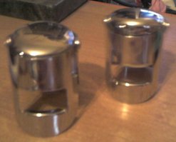 есть вот такая пробка. очень удобно закрывать шампанское, чтобы не выдыхалось. все гости завидуют.