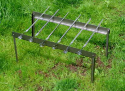 Ездим на квадрах, пила всегда с собой.
Мангал делаем из толстых бревен.
Для котелка делаем из бревна "свечу".
а так самый походный мангал - на картинке.