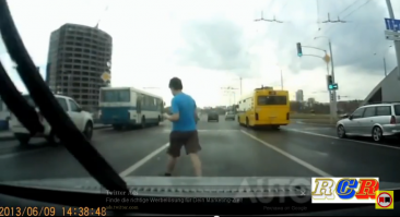 Ну вот этому ребенку <span style='color:gray'>[мат]</span> ю л е й выписать не помешало бы.