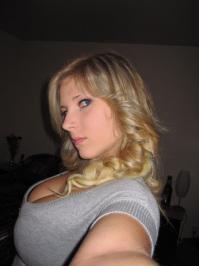 Жена :"- Доктором он работает. Хирургом. Пойдем, Леня!.."