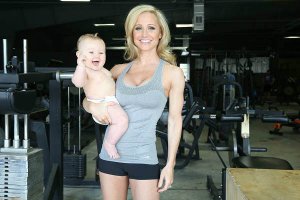 Jamie Eason .
Два месяца после роды .
Дети, вот он смысл жизни .
Браво .