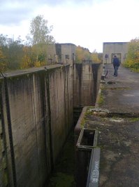 У немцев это была целая система шлюзов и судоходный путь - Мазурские каналы. После ВОВ, когда 2/3 Восточной Пруссии отошло к Польше, а 1/3 - к СССР (РСФСР) вся эта система распалась - четыре шлюза оказались на польской территории, а четыре (в разной степени достроенности) - на нашей. Поляки сумели поддержать в инфраструктуру в рабочем состоянии, создать, как мы видим, туристический маршрут, а у нас...Вот один из четырёх наших шлюзов, я снимал прошлой осенью, снимки, поверьте, не передают монументальности сооружения: