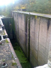 У немцев это была целая система шлюзов и судоходный путь - Мазурские каналы. После ВОВ, когда 2/3 Восточной Пруссии отошло к Польше, а 1/3 - к СССР (РСФСР) вся эта система распалась - четыре шлюза оказались на польской территории, а четыре (в разной степени достроенности) - на нашей. Поляки сумели поддержать в инфраструктуру в рабочем состоянии, создать, как мы видим, туристический маршрут, а у нас...Вот один из четырёх наших шлюзов, я снимал прошлой осенью, снимки, поверьте, не передают монументальности сооружения: