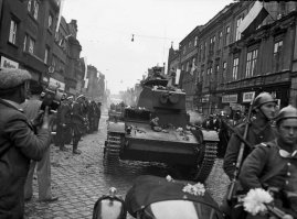 Менее чем за год до описываемых событий, зайдите на сайт "Военный альбом. Захват Чехословакии". Бедные, беззащитные, не поддерживающие нацистов поляки, хорошо, что потом немного опомнились (а 38-м Красная армия в Европе не воевала):